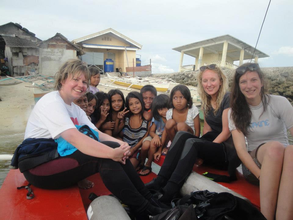 Project Seahorse Group with children from Bilangbilangan, photo (c) Project Seahorse 